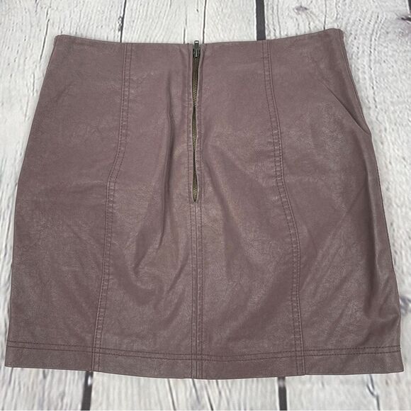 FREE PEOPLE faux leather dusty rose mini skirt, size 6 - Picture 13 of 15